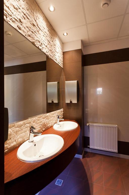 Hotel Podzamcze 多布奇采 外观 照片