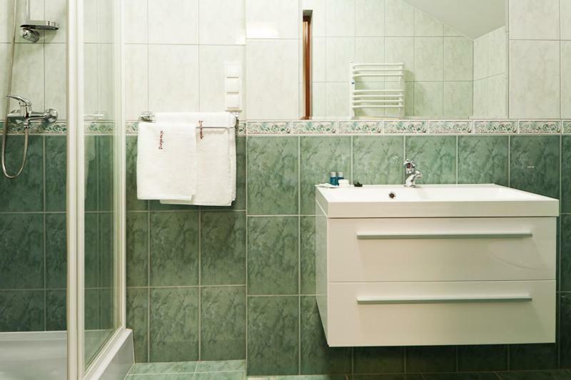 Hotel Podzamcze 多布奇采 外观 照片