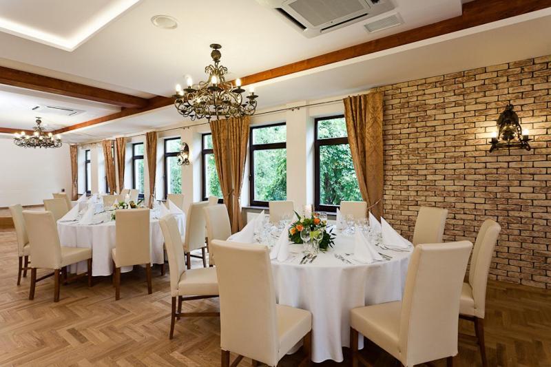 Hotel Podzamcze 多布奇采 外观 照片